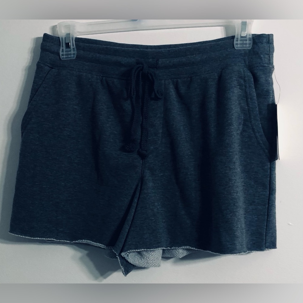 Women’s sweat-short pull on two side, one back pockets gray. Size L(12-24)